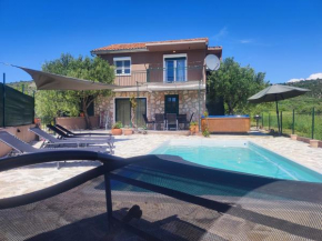 Holiday House Mablo with pool & jacuzzi